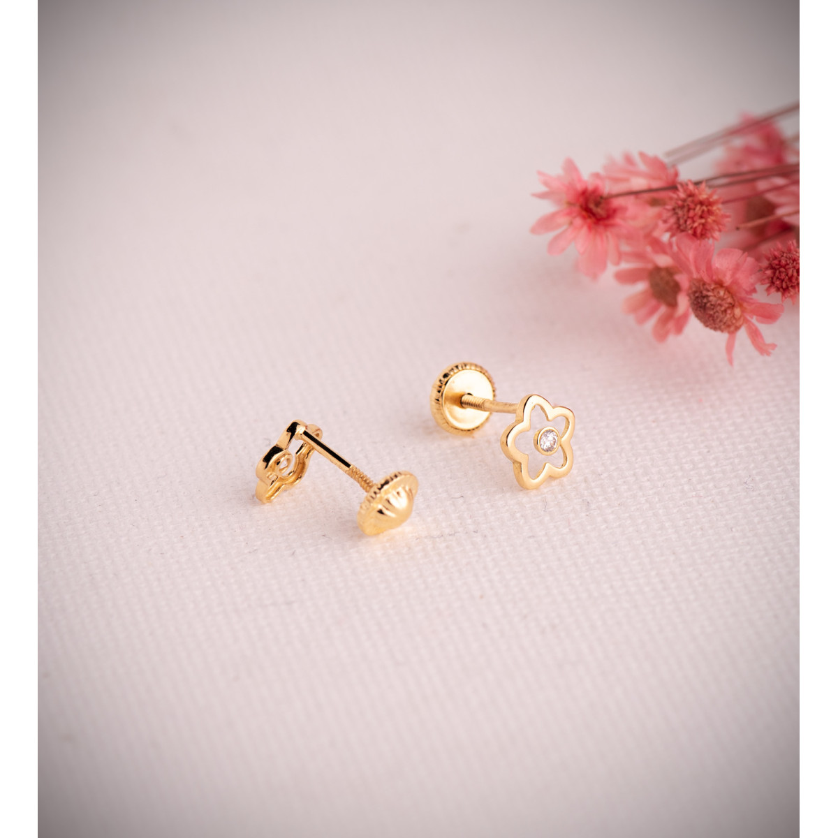 18K PENDIENTES ORO AMARILLO FLOR CALADA CON CIRCONITAS. MEDIDA: 6 X 6 MM. CIERRE TUERCA