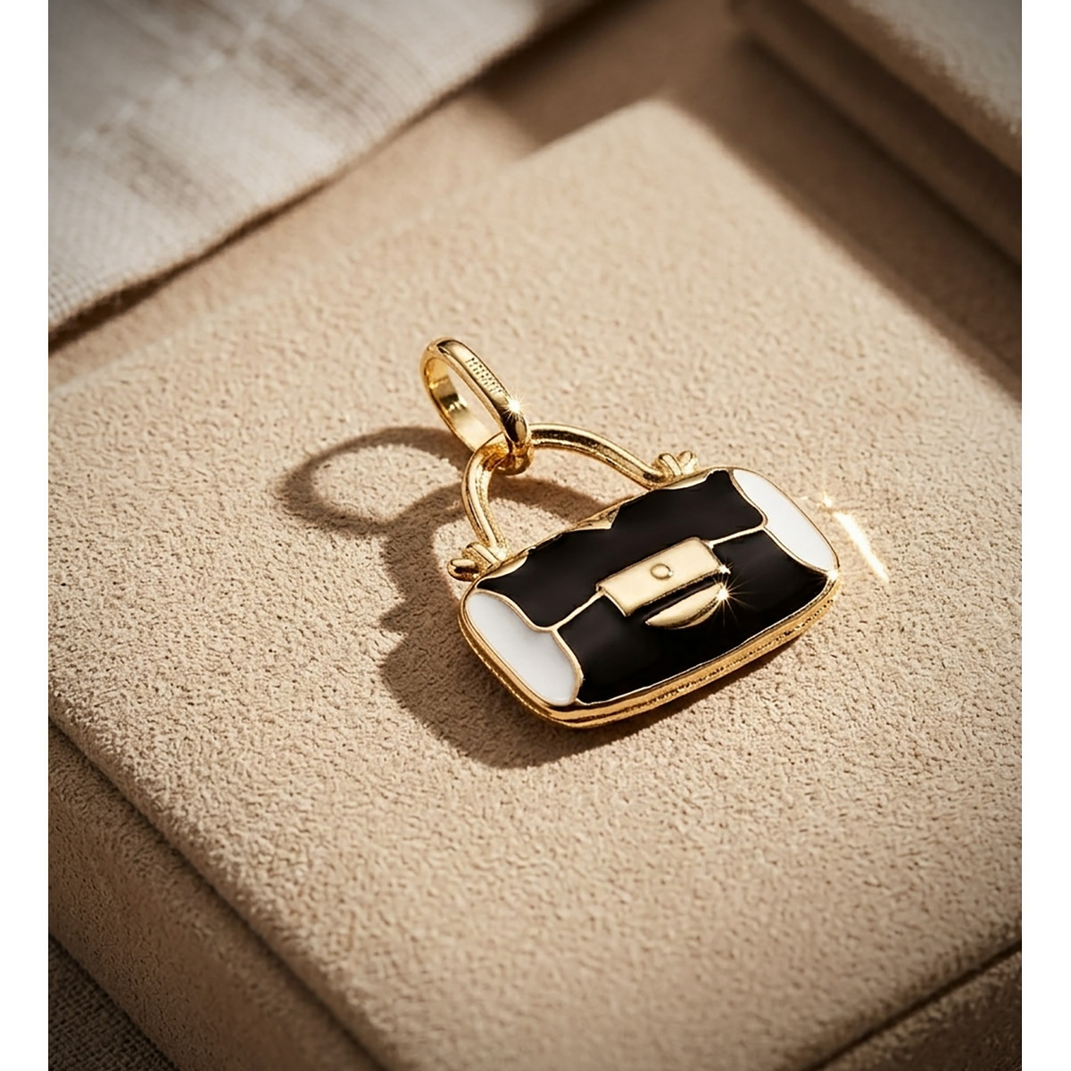 18K COLGANTE ORO AMARILLO BOLSO CON ESMALTE NEGRO Y BLANCO. MEDIDA: 14 X 13 MM