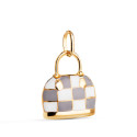 18K COLGANTE ORO AMARILLO BOLSO CON ESMALTE GRIS Y BLANCO. MEDIDA: 15 X 12,5 MM