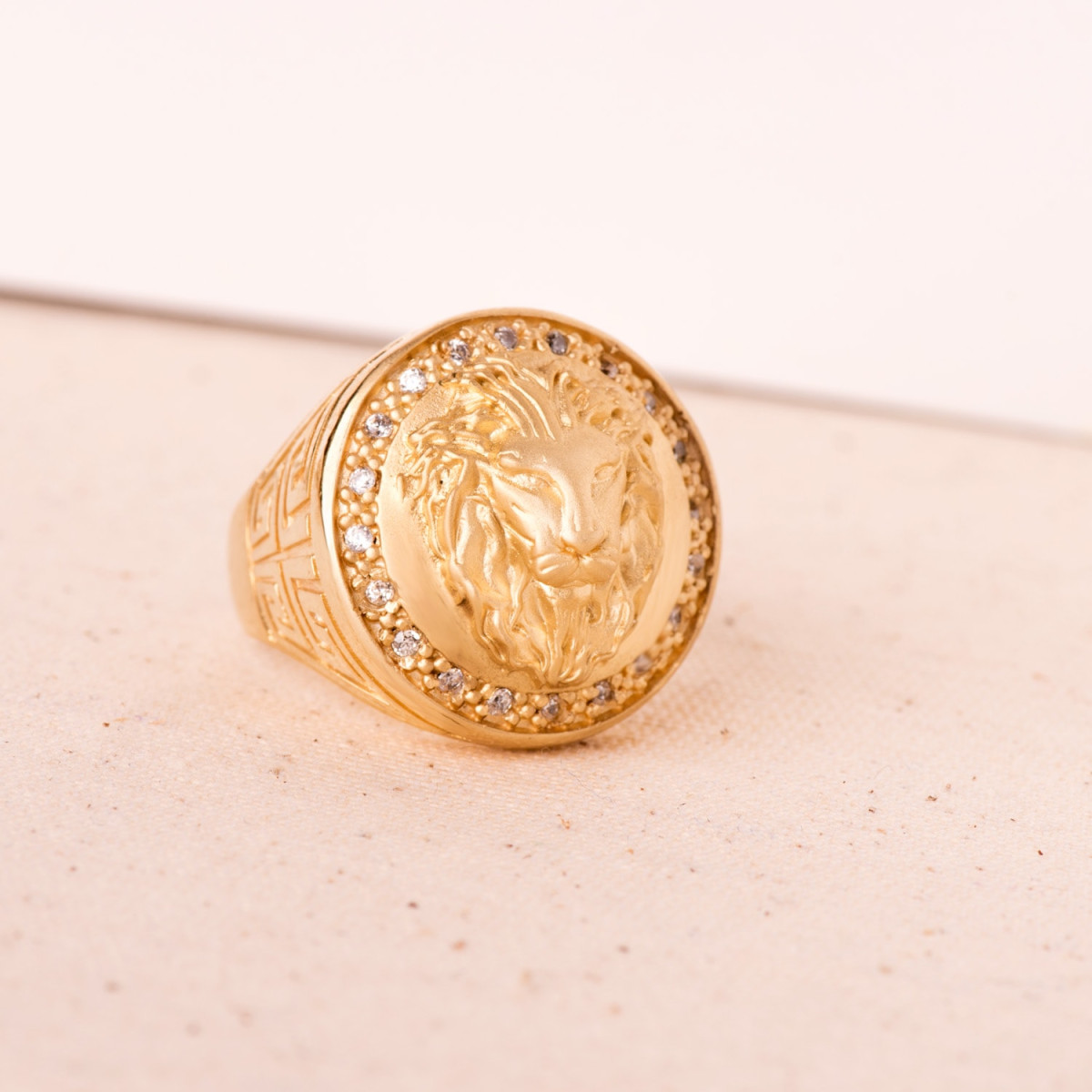 18K SELLO ORO AMARILLO LEON CON CIRCONITA LATERAL GRECA ANCHO 19 MM