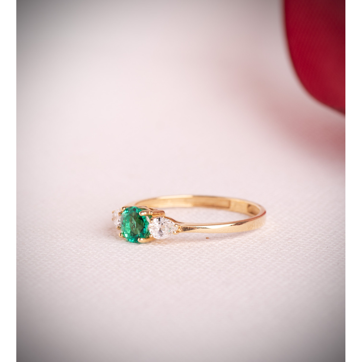 18K SORTIJA ORO AMARILLO DIAMANTES LABORATORIO TALLA PERA ESMERALDA RECRISTALIZADA 5 MM 0,48 QT 0,29QT. VS2 - E