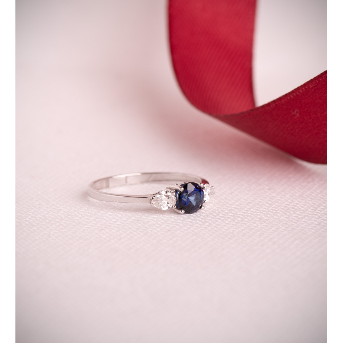 18K SORTIJA ORO BLANCO ZAFIRO DIFUSION 5 MM 0,63 QT Y DIAMANTES LABORATORIO TALLA PERA 0,29QT. VS2 - E