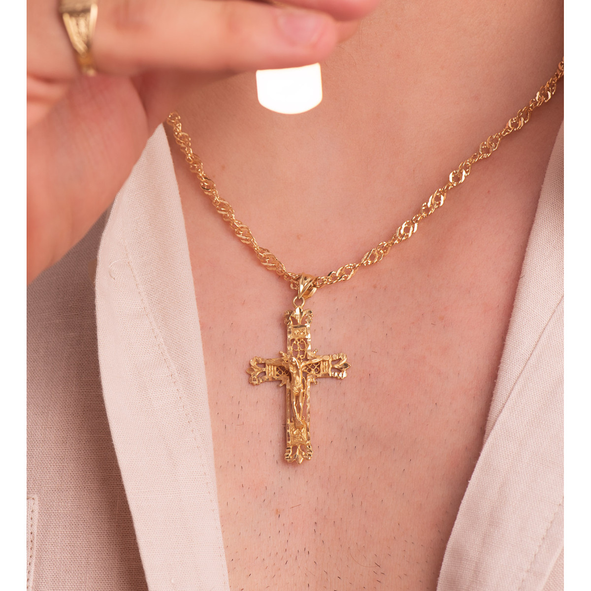 18K CRUZ ORO AMARILLO FILIGRANA CON CRISTO TALLADA 42X27 MM