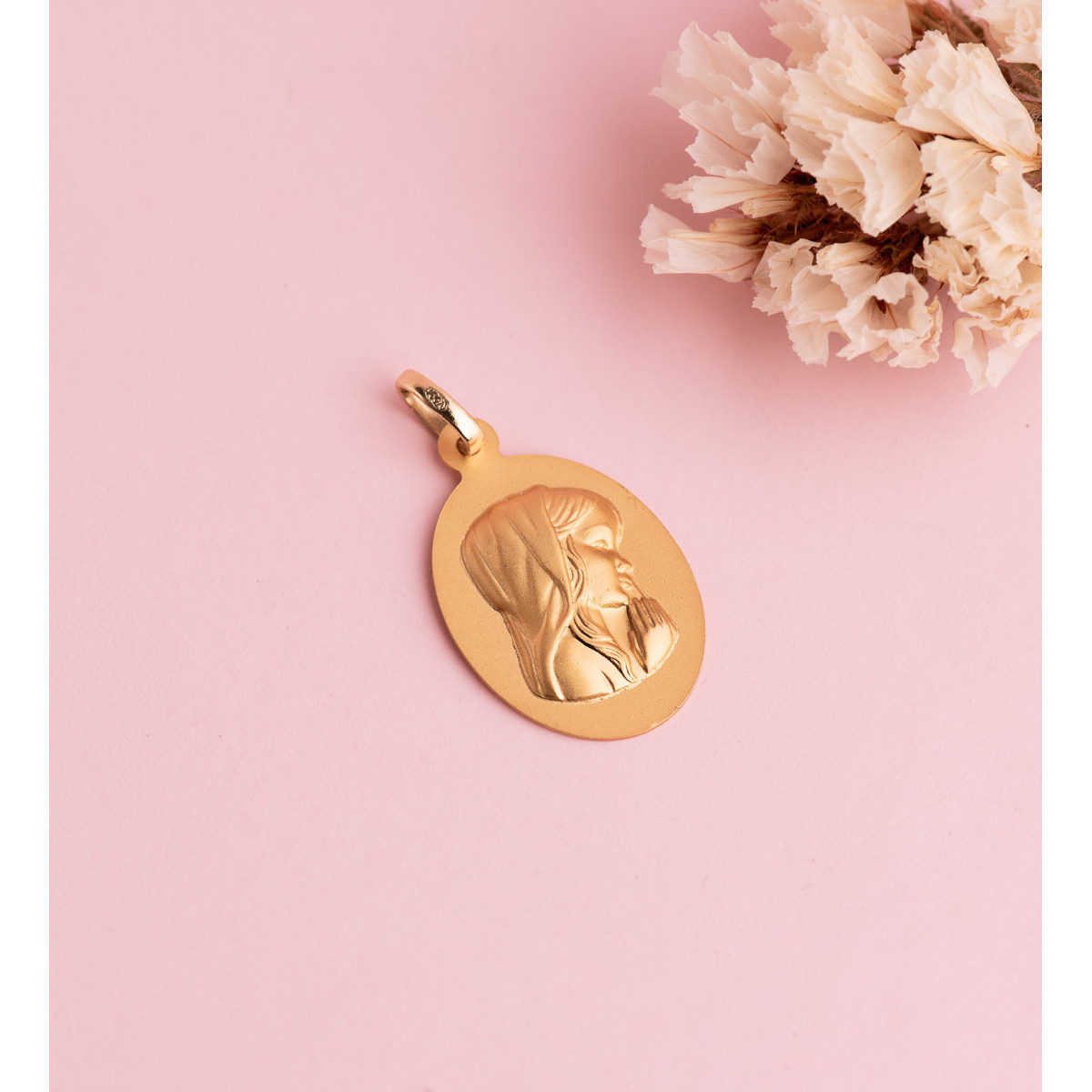 18K MEDALLA ORO AMARILLO VIRGEN NIÑA OVAL LISA MATIZADA. MEDIDA: 23 X 15 MM