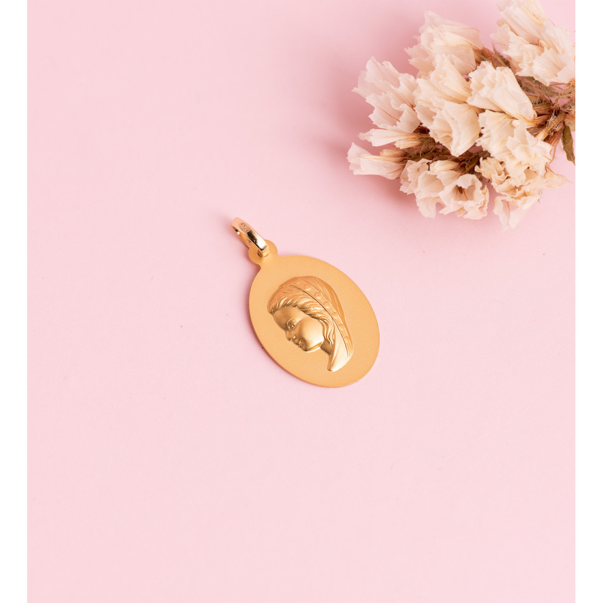 18K MEDALLA ORO AMARILLO VIRGEN NIÑA OVAL LISA MATIZADA. MEDIDA: 23 X 15 MM