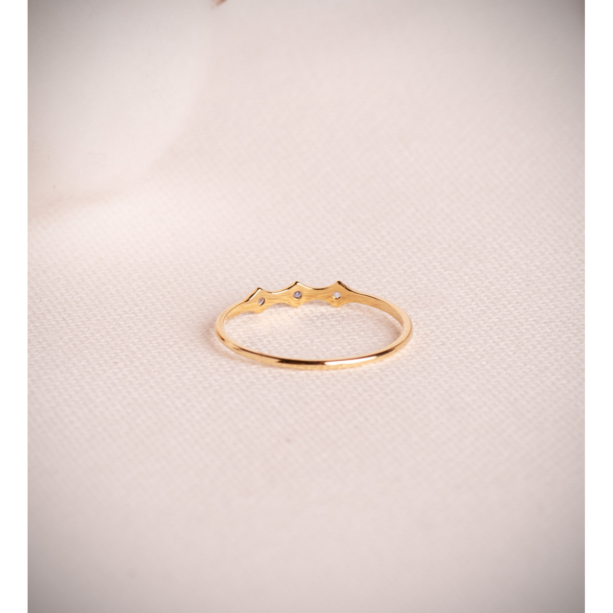18K SORTIJA ORO AMARILLO BAMBÚ CON 3 CIRCONITAS AZULES. ANCHO: 1,5 MM