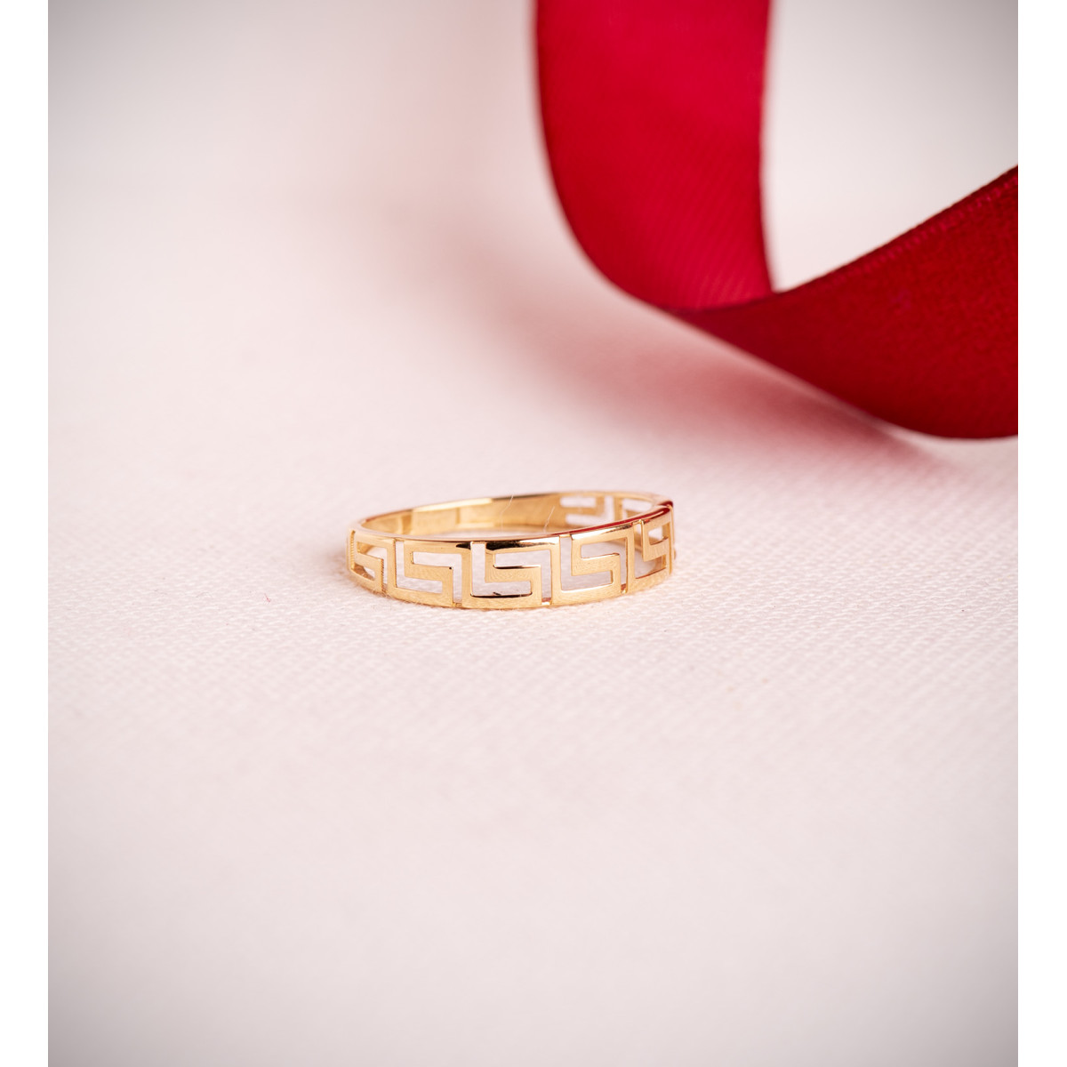 18K SORTIJA ORO AMARILLO LISA GRECA CALADA EN BRILLO. ANCHO: 4 MM