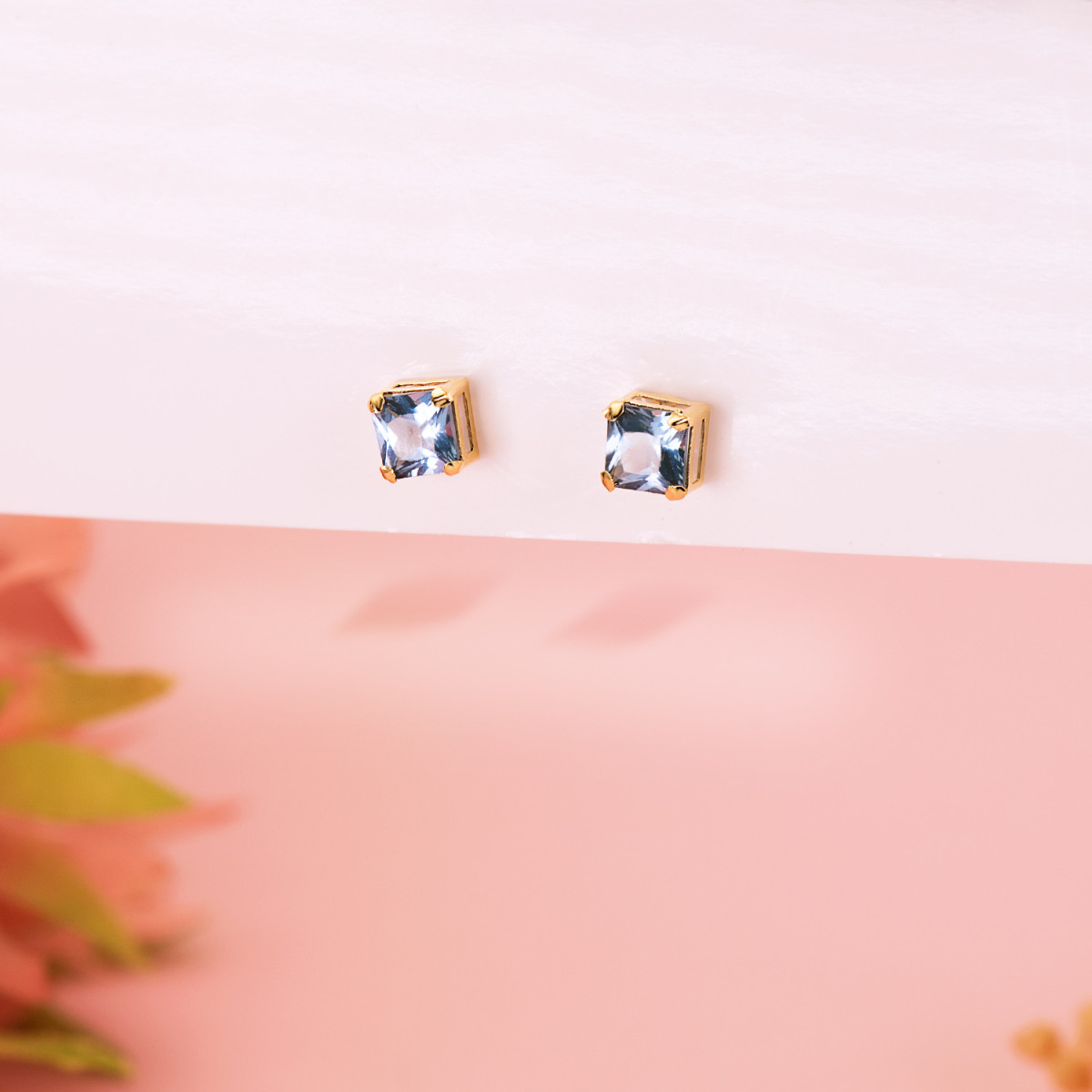 18K PENDIENTES ORO AMARILLO CUADRADOS PIEDRA COLOR AGUAMARINA 5,5 X 5,5 MM. CIERRE PRESION