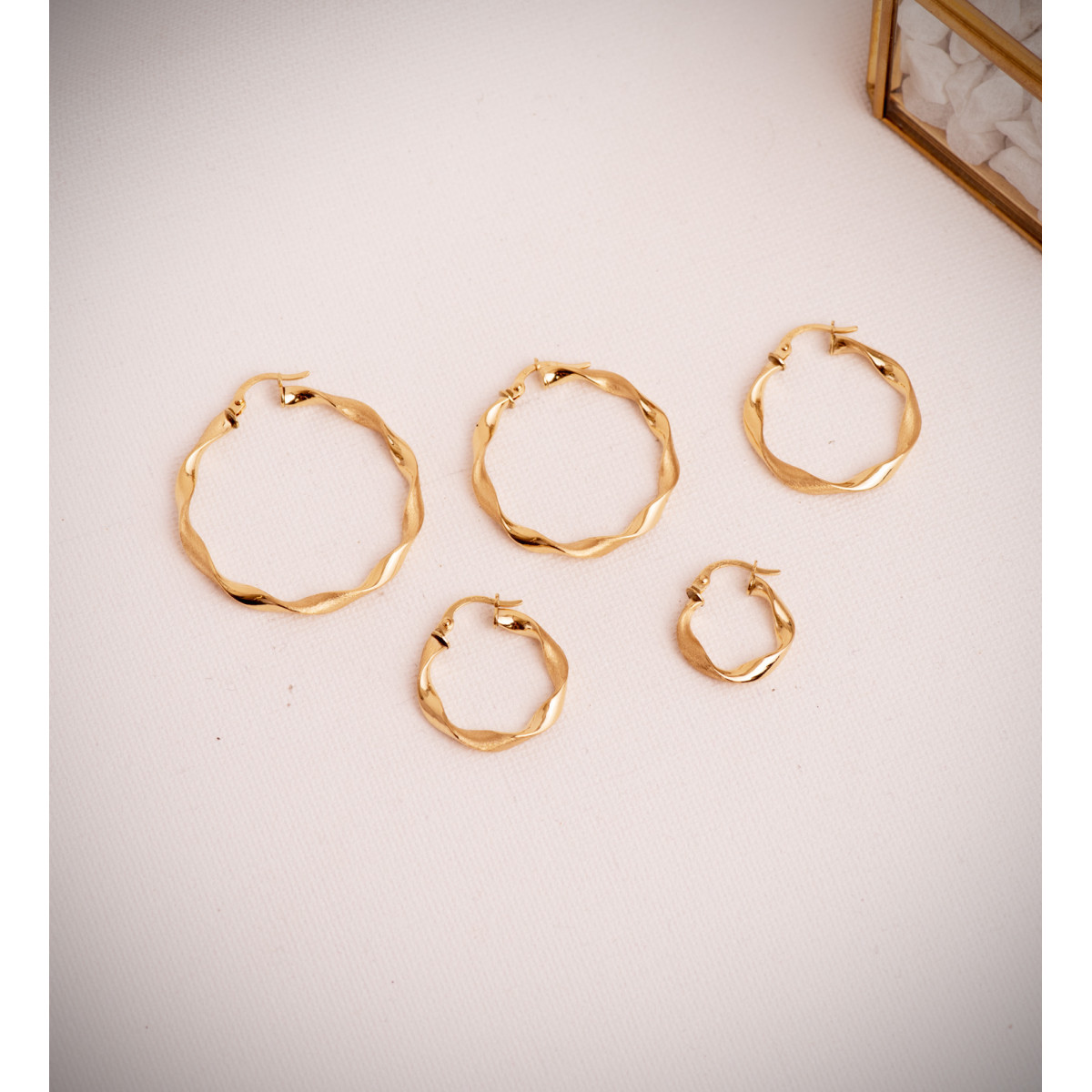 18K AROS ORO AMARILLO HUECOS RETORCIDOS MATE Y BRILLO 34 MM. GROSOR: 3 MM