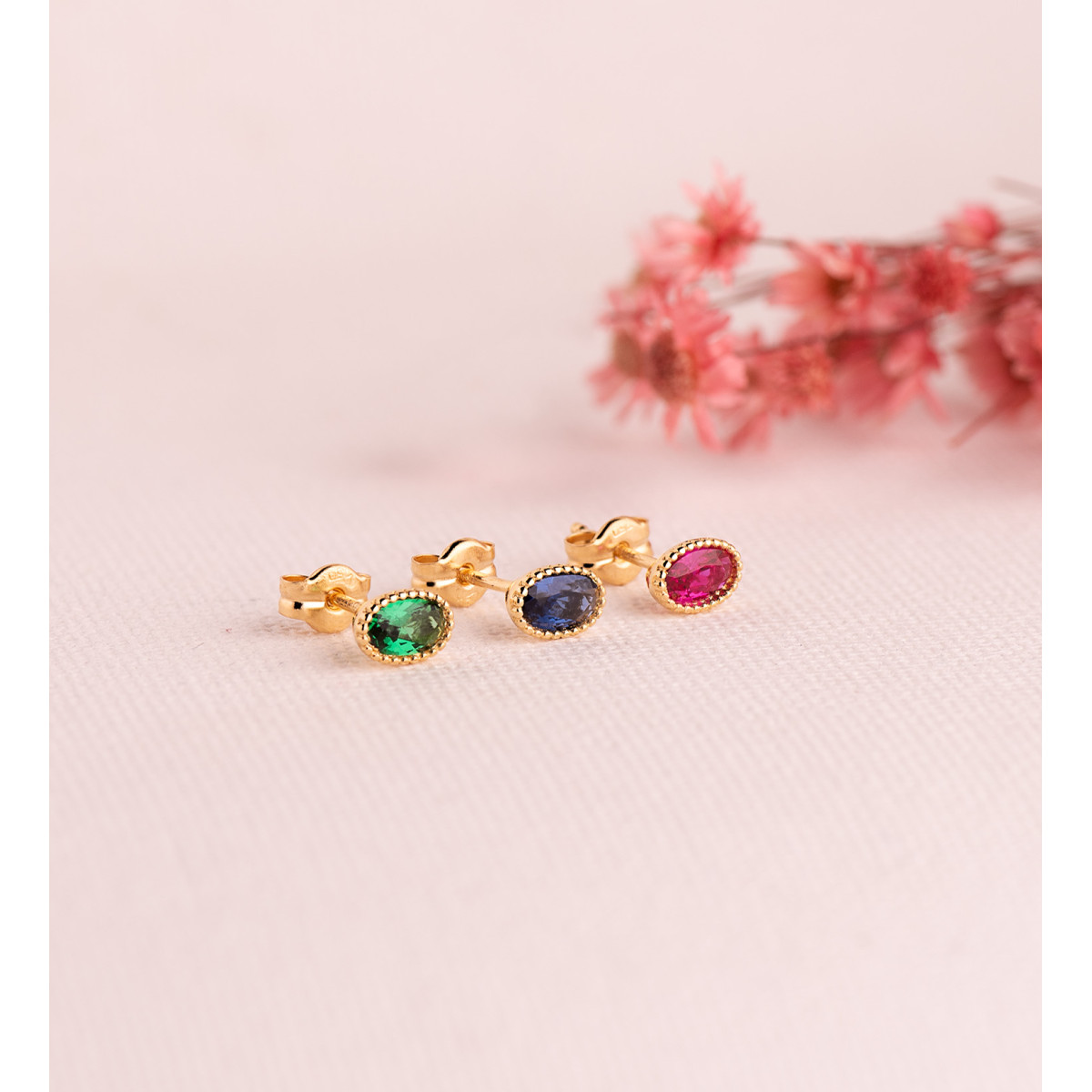 18K PENDIENTES ORO AMARILLO OVAL PIEDRA AZUL BORDES BOLITAS. MEDIDA: 6 X 4MM. CIERRE PRESION