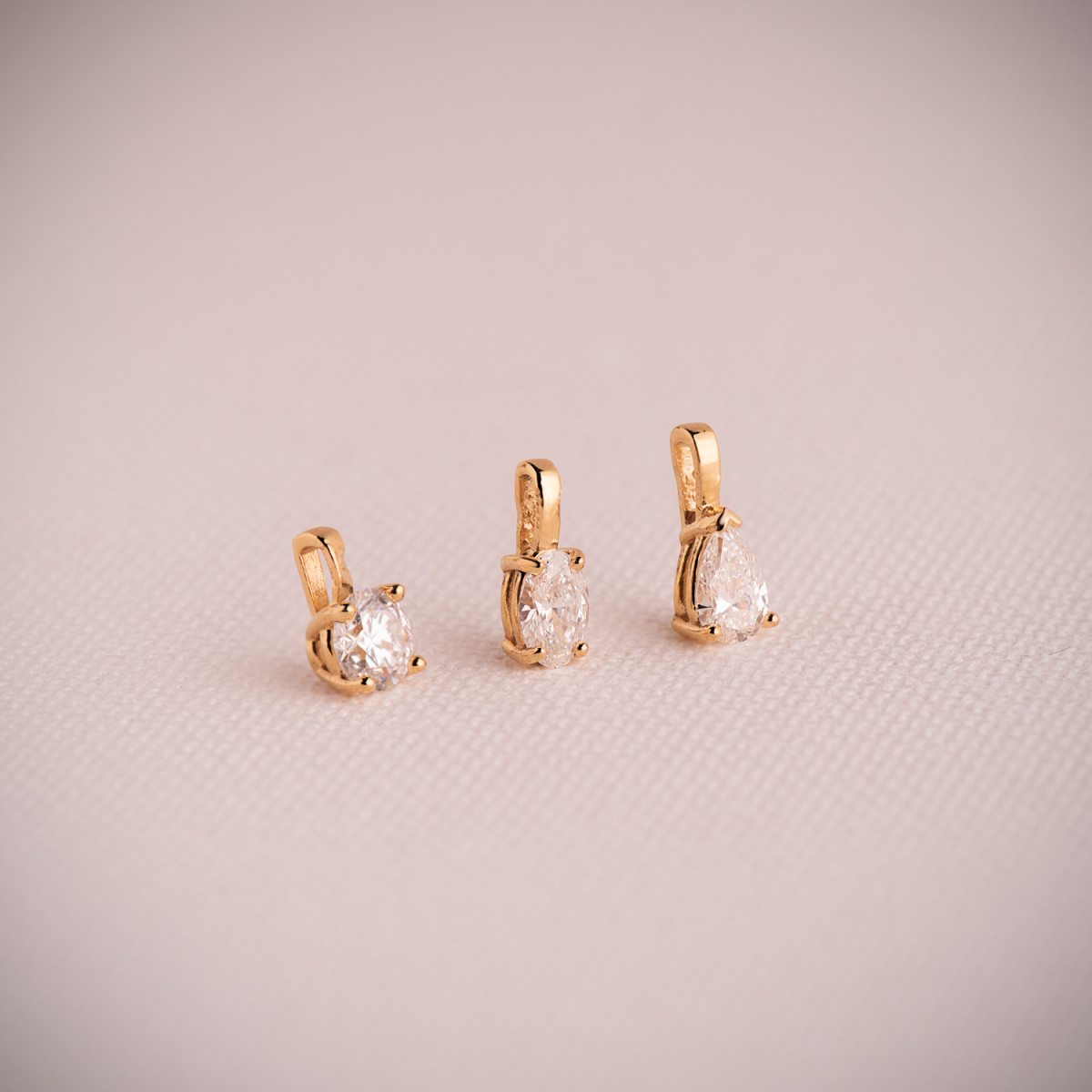 18K COLGANTE ORO AMARILLO DIAMANTE LABORATORIO TALLA OVAL 6 X 4MM 0,426 QTES. G-VS1. MEDIDA: 10X4 MM