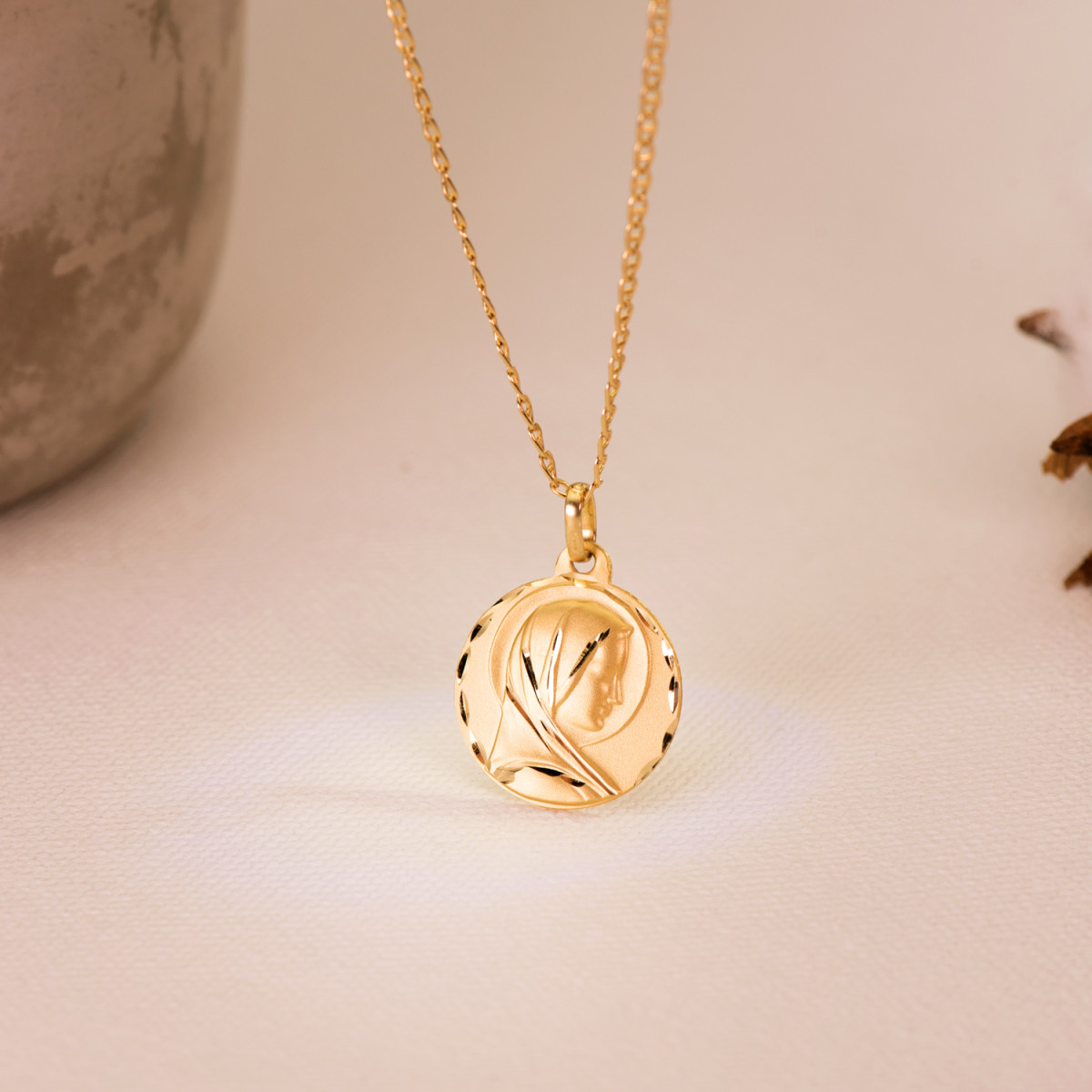 18K MEDALLA ORO AMARILLO MARIA FRANCESA TALLADA MATIZADA 18 MM