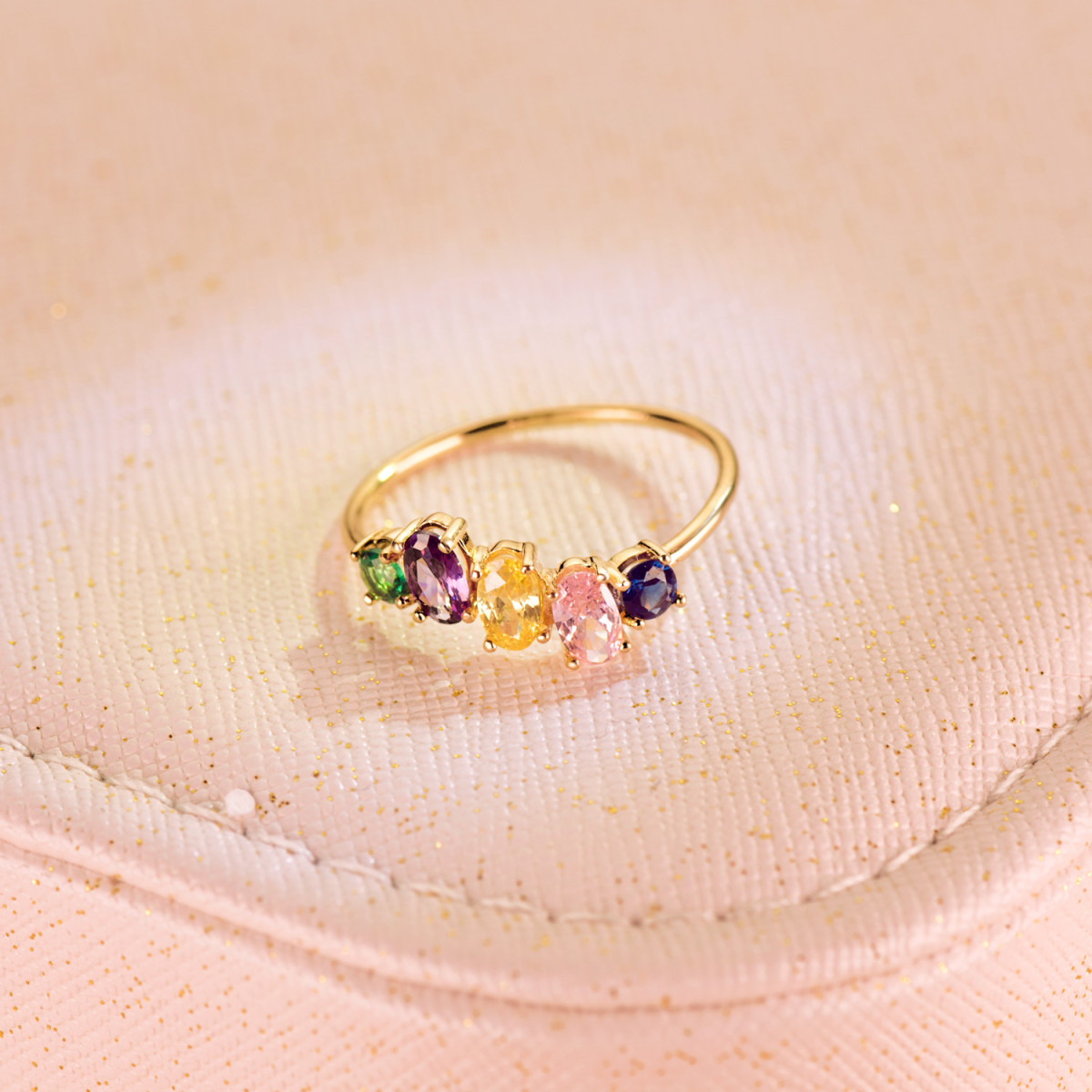 18K SORTIJA ORO AMARILLO CON 5 PIEDRAS DE COLOR. ANCHO CUERPO: 1