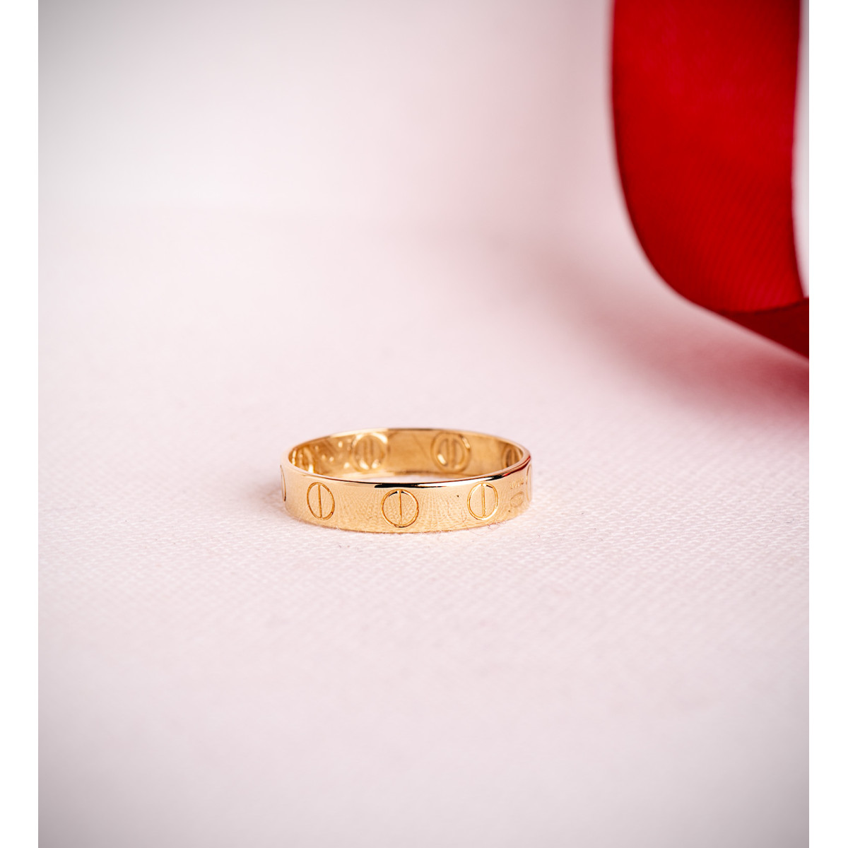 18K SORTIJA ORO AMARILLO LISA CON TORNILLOS EN BRILLO. ANCHO: 4 MM
