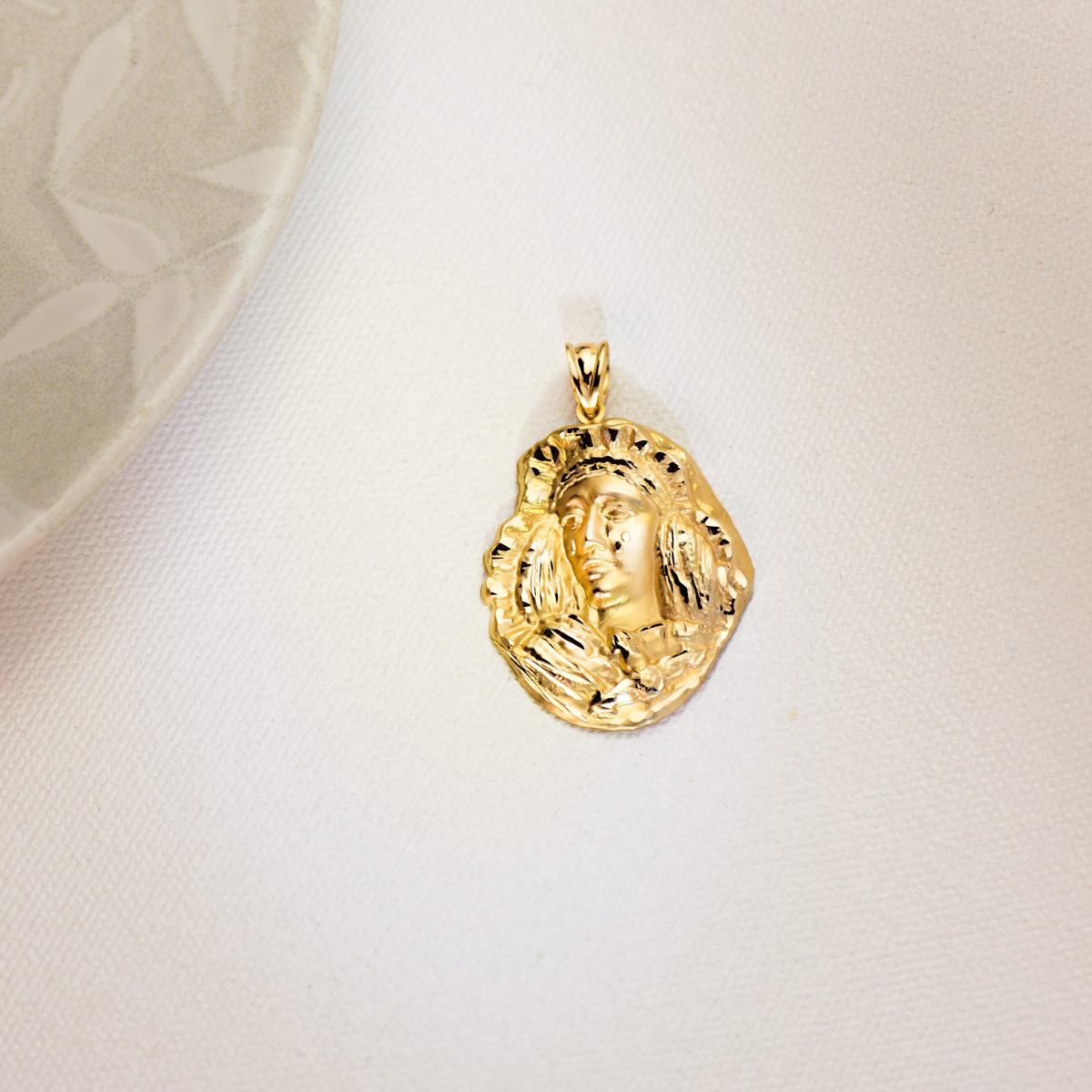 9K MEDALLA ORO AMARILLO ESPERANZA DE TRIANA SILUETA TALLADA 28X20 MM