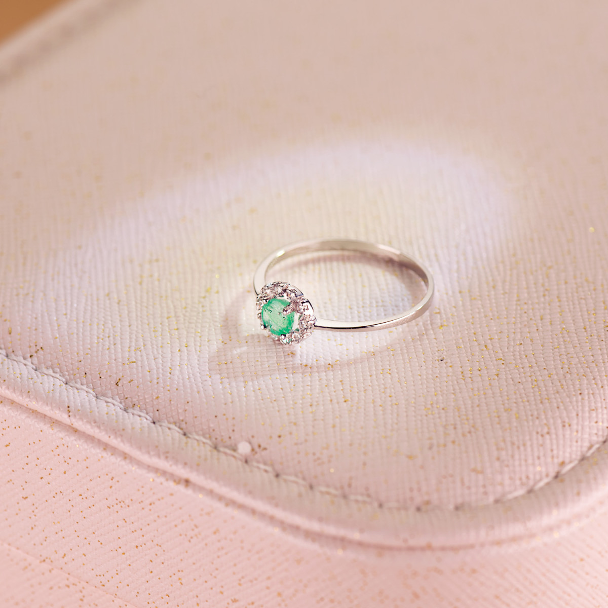 18K SORTIJA ORO BLANCO CON ESMERALDA 4MM Y 0,26 QTES Y CIRCONITAS. CUAJO 7 X 7 M