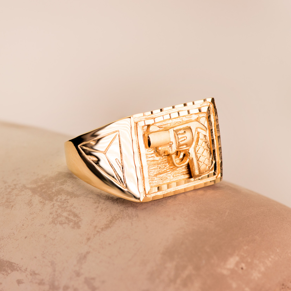 18K SELLO ORO AMARILLO CABALLERO PISTOLA TALLADA RECTANGULAR 21X16 MM
