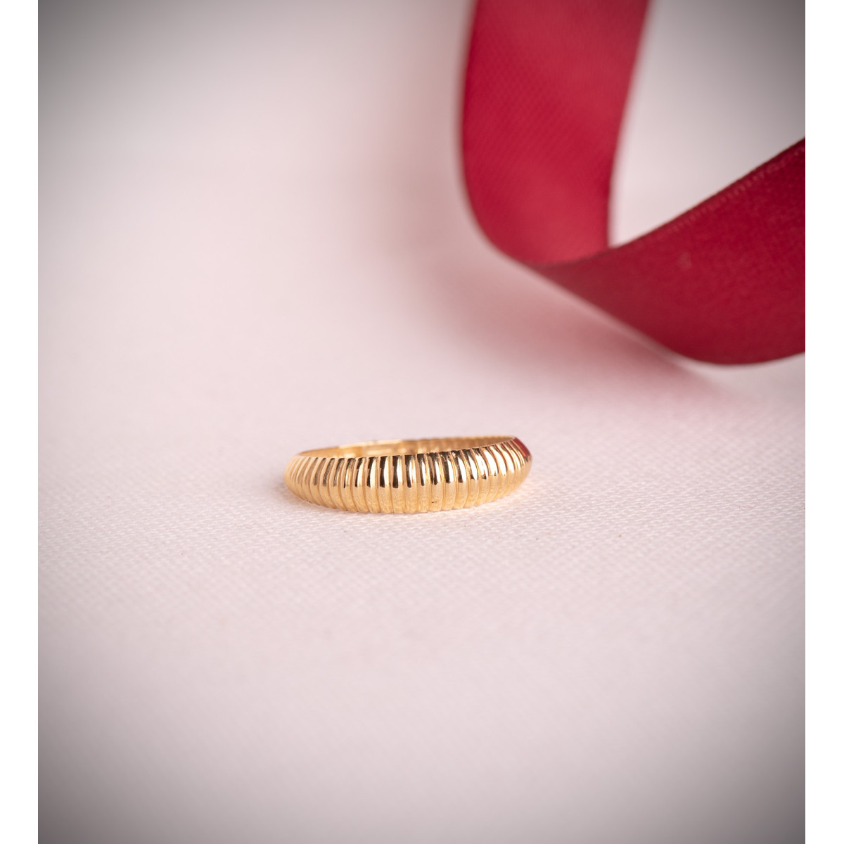 18K SORTIJA ORO AMARILLO LISA GALLONES EN DISMINUCION. ANCHO: 5 MM