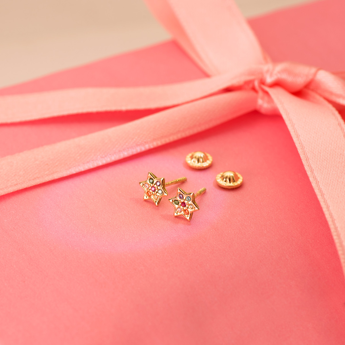 18K PENDIENTES ORO AMARILLO ESTRELLA CON CIRCONITA COLORES 6X6 MM CIERRE TUERCA