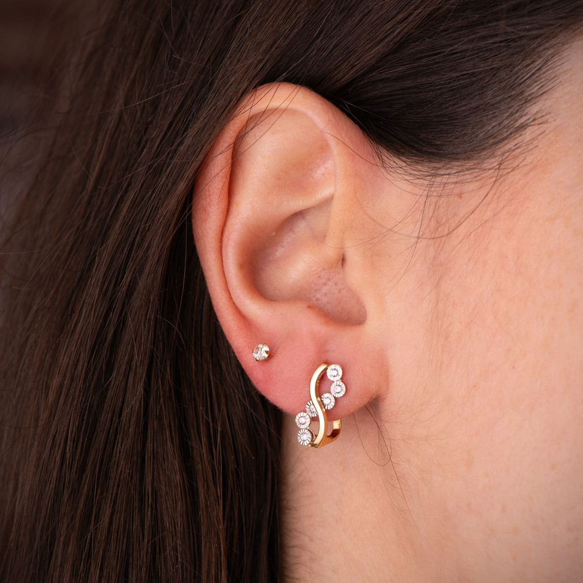 18K PENDIENTES ORO BICOLOR BANDAS Y MOTIVOS REDONDOS TALLADOS. 14 X 6,5 MM. CIERRE CATALAN