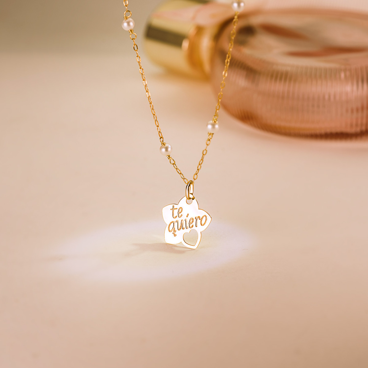 18K COLGANTE ORO AMARILLO TE QUIERO FLOR CON CORAZON CALADO 15X14 MM