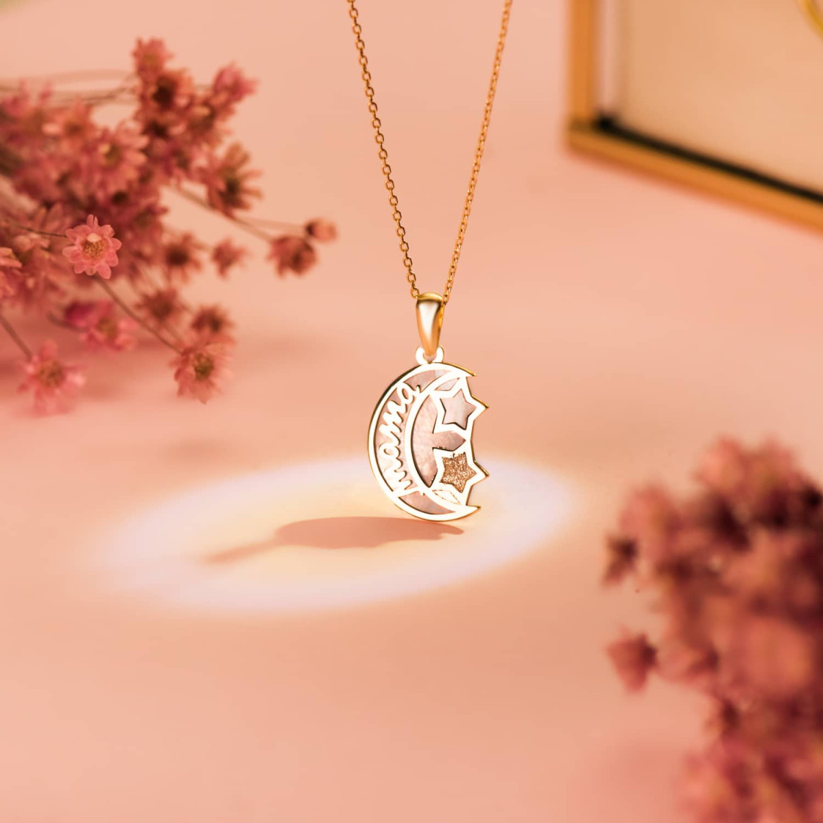 18K COLGANTE DE ORO AMARILLO NACAR FORMA DE LUNA Y MAMA CON ESTRELLAS 16X13MM