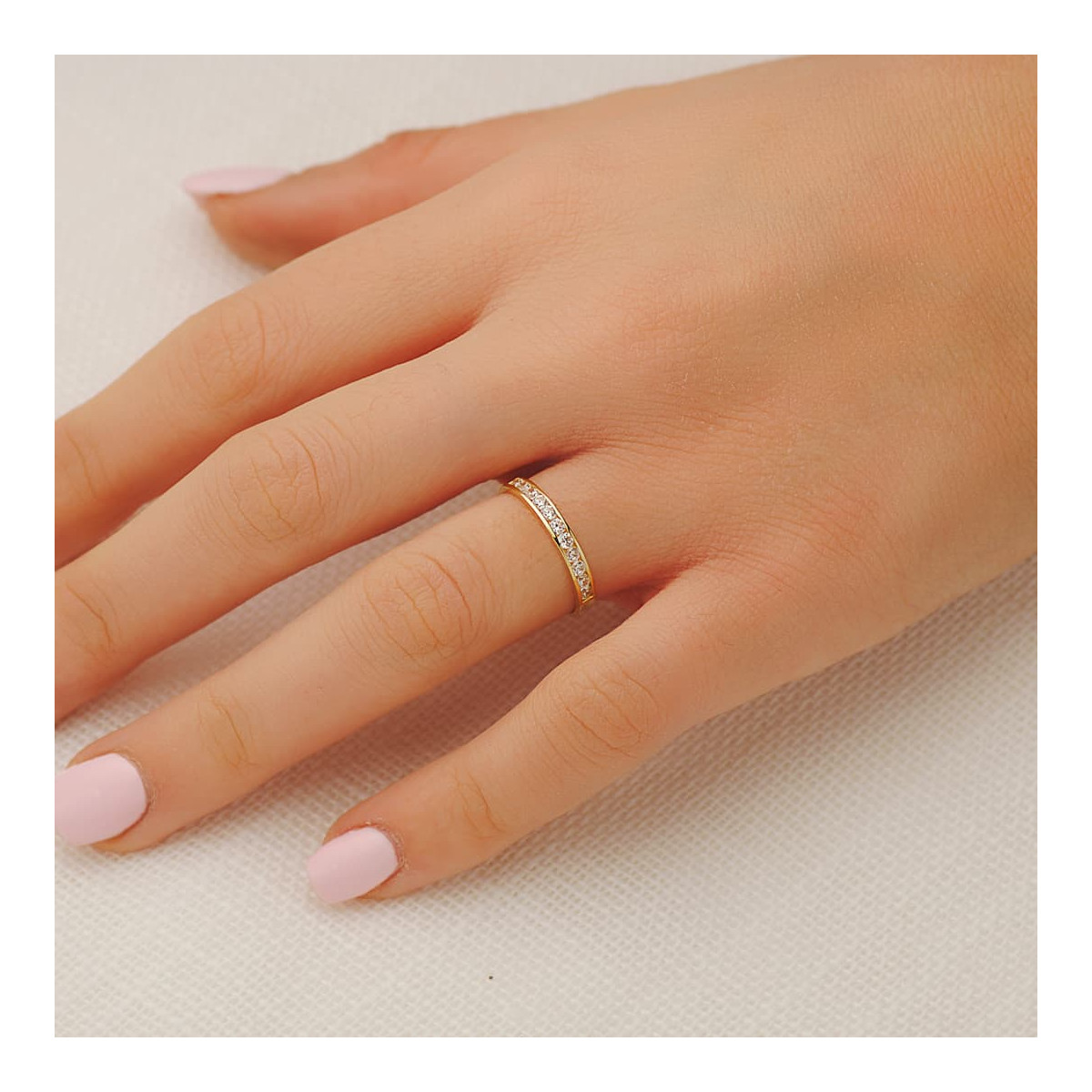 9K ALIANZA ORO BLANCO CON CIRCONITAS EN CARRIL. ANCHO: 2,5 MM