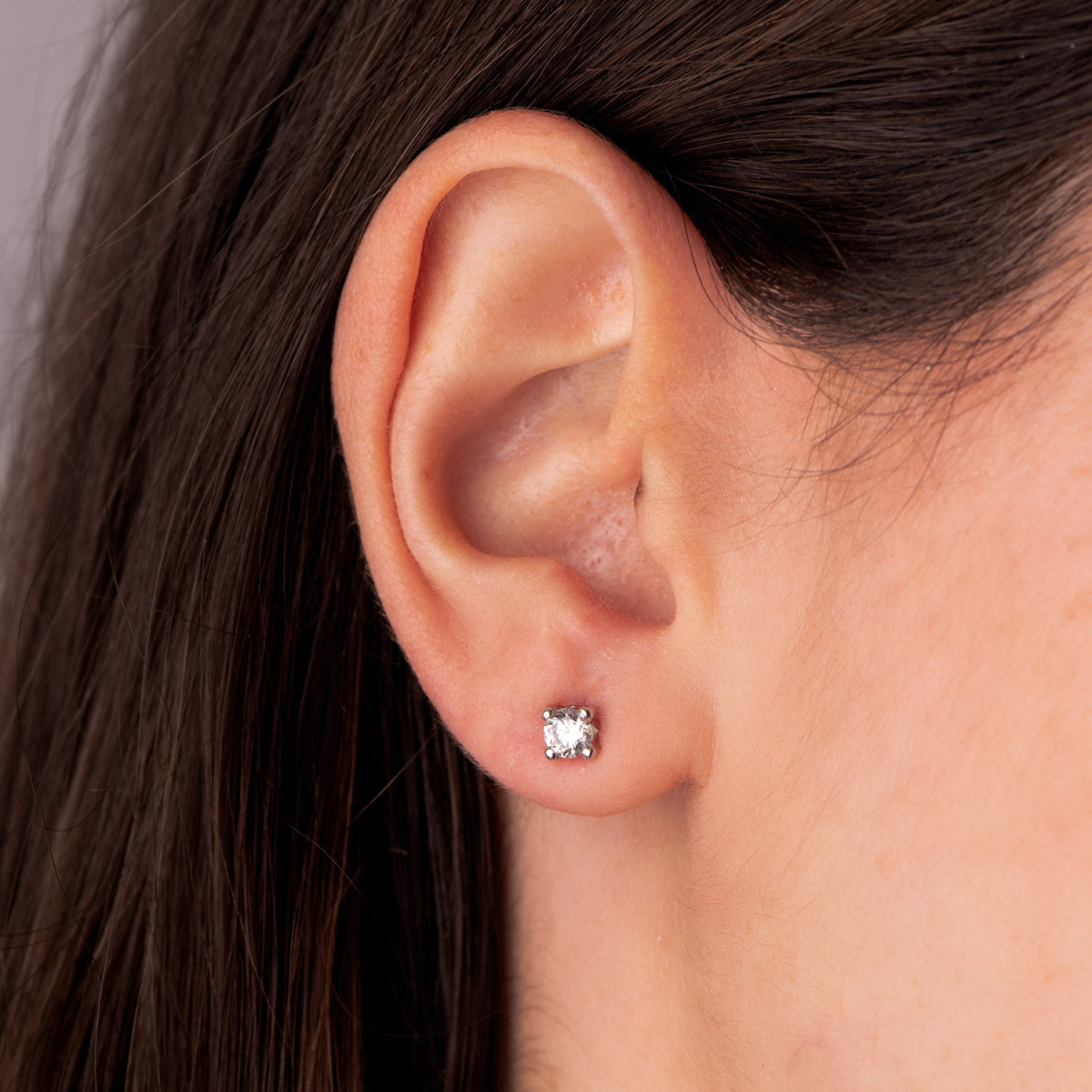 18K PENDIENTES ORO BLANCO CIRCONITA 4MM CON 4 GARRAS. ANCHO: 4,5 MM. CIERRE PRESION