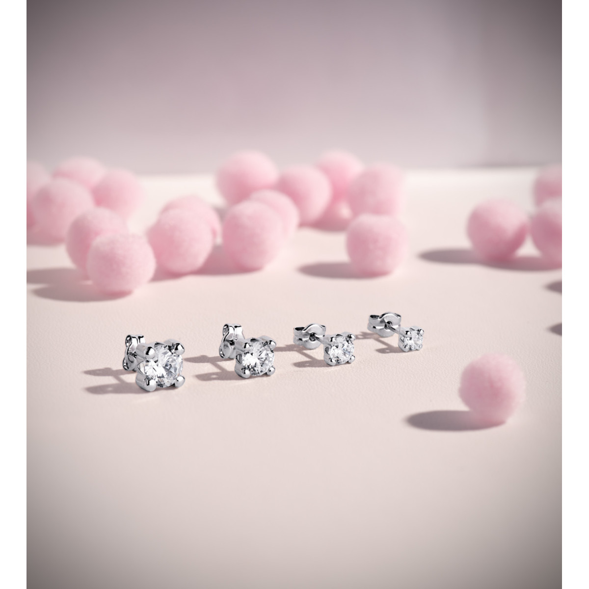 18K PENDIENTES ORO BLANCO CIRCONITA 4MM CON 4 GARRAS. ANCHO: 4,5 MM. CIERRE PRESION