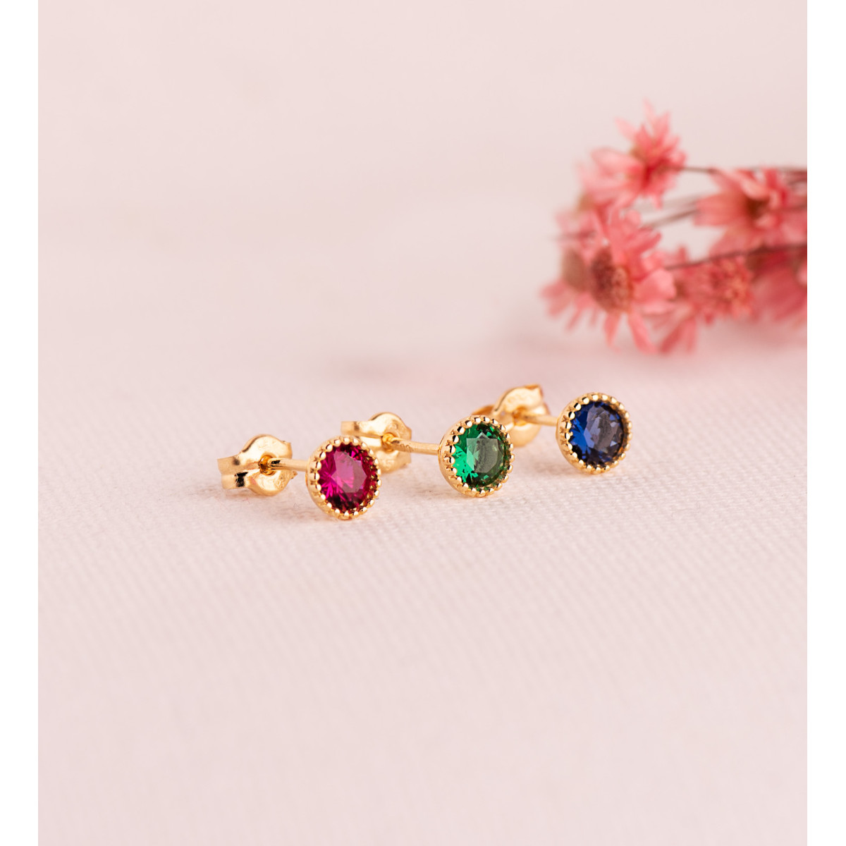 18K PENDIENTES ORO AMARILLO REDONDOS PIEDRA ROJA BORDES BOLITAS. MEDIDA: 5MM. CIERRE PRESION