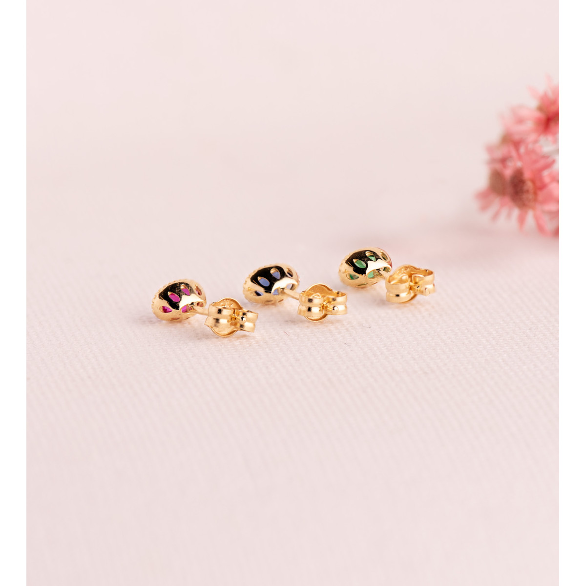 18K PENDIENTES ORO AMARILLO OVAL PIEDRA ROJA BORDES BOLITAS. MEDIDA: 6 X 4MM. CIERRE PRESION