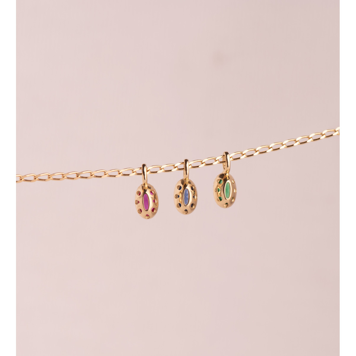 18K COLGANTE ORO AMARILLO OVAL PIEDRA VERDE BORDES BOLITAS. MEDIDA: 9 X 4MM