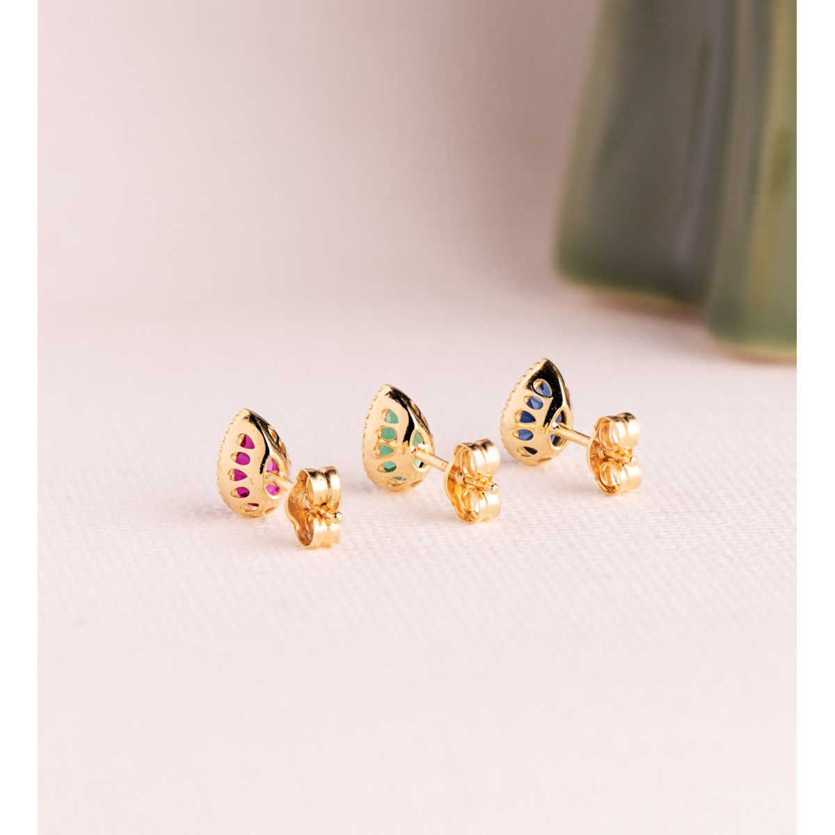 18K PENDIENTES ORO AMARILLO GOTA PIEDRA VERDE BORDES BOLITAS. MEDIDA: 7 X5 MM. CIERRE PRESION