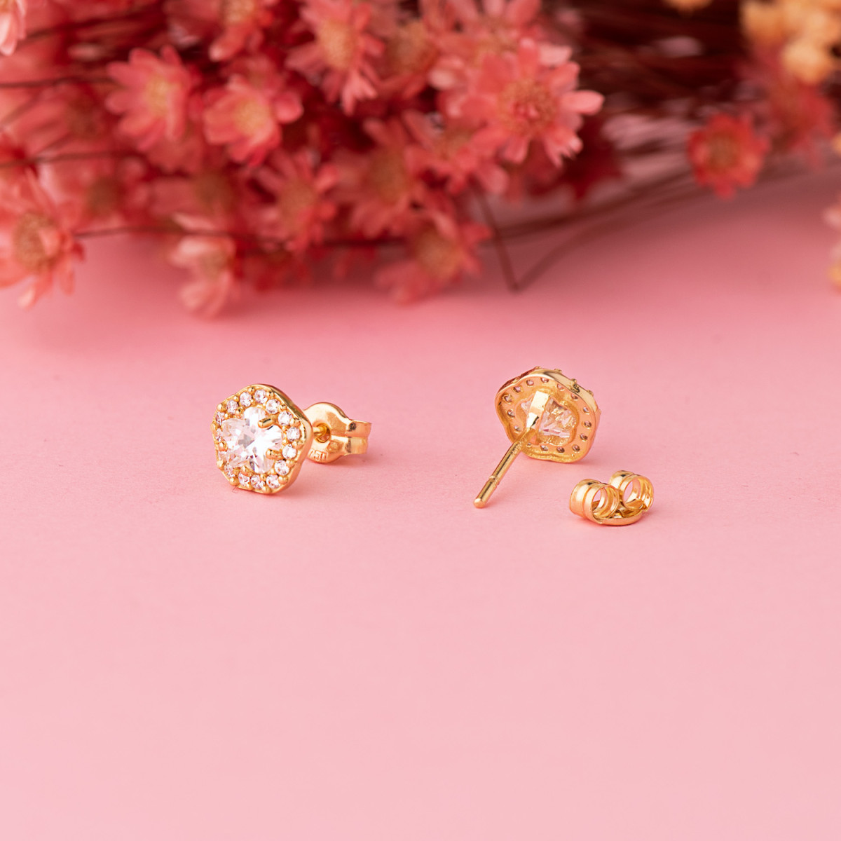 18K PENDIENTES ORO AMARILLO FLOR CIRCONITA BLANCAS 7 X 6,5 MM. CIERRE PRESION