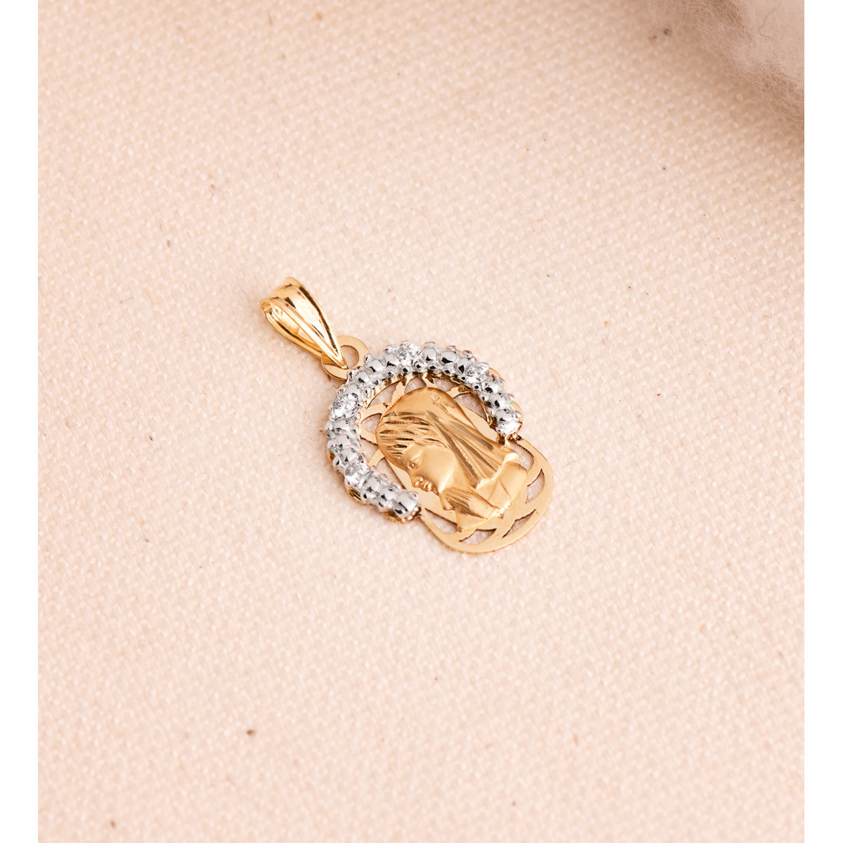 18K COLGANTE ORO BICOLOR VIRGEN NIÑA CORONA CON CIRCONITAS. MEDIDA: 20 X 14 MM