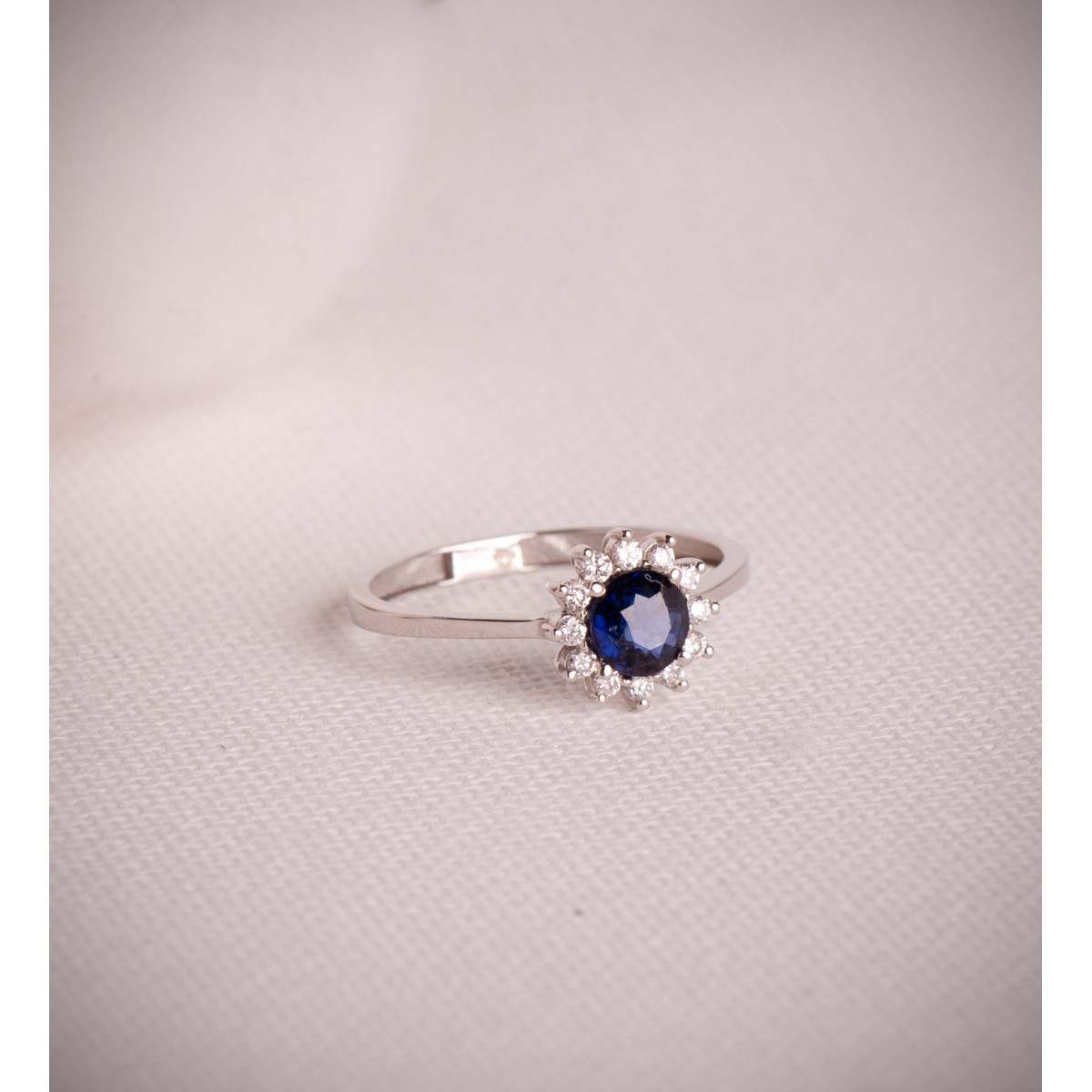 18K SORTIJA ORO BLANCO ZAFIRO 5 MM 0,56 QT Y DIAMANTES  0,17QT. G - VS2