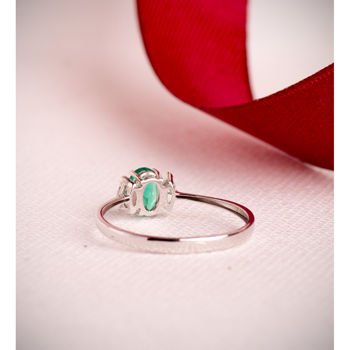 18K SORTIJA ORO BLANCO DIAMANTES DE LABORATORIO Y ESMERALDA RECRISTALIZADA 6X4 MM 0,40 QT 0,134QT. VS2 - E