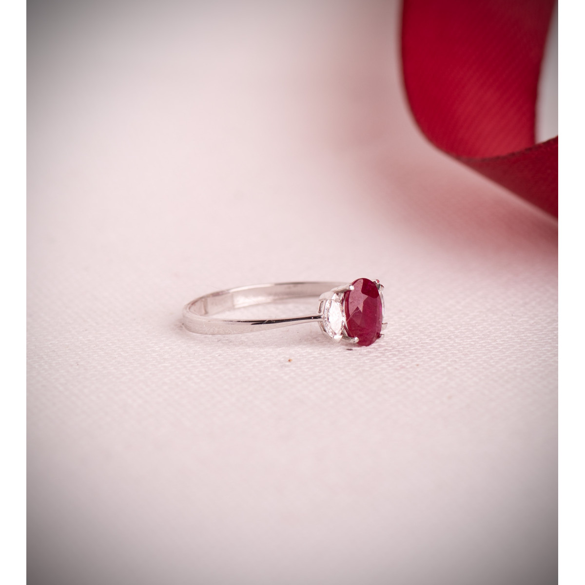 18K SORTIJA ORO BLANCO RUBI FINO 6X4 MM 0,55 QT Y DIAMANTES LABORATORIO 0,134QT. VS2 - E