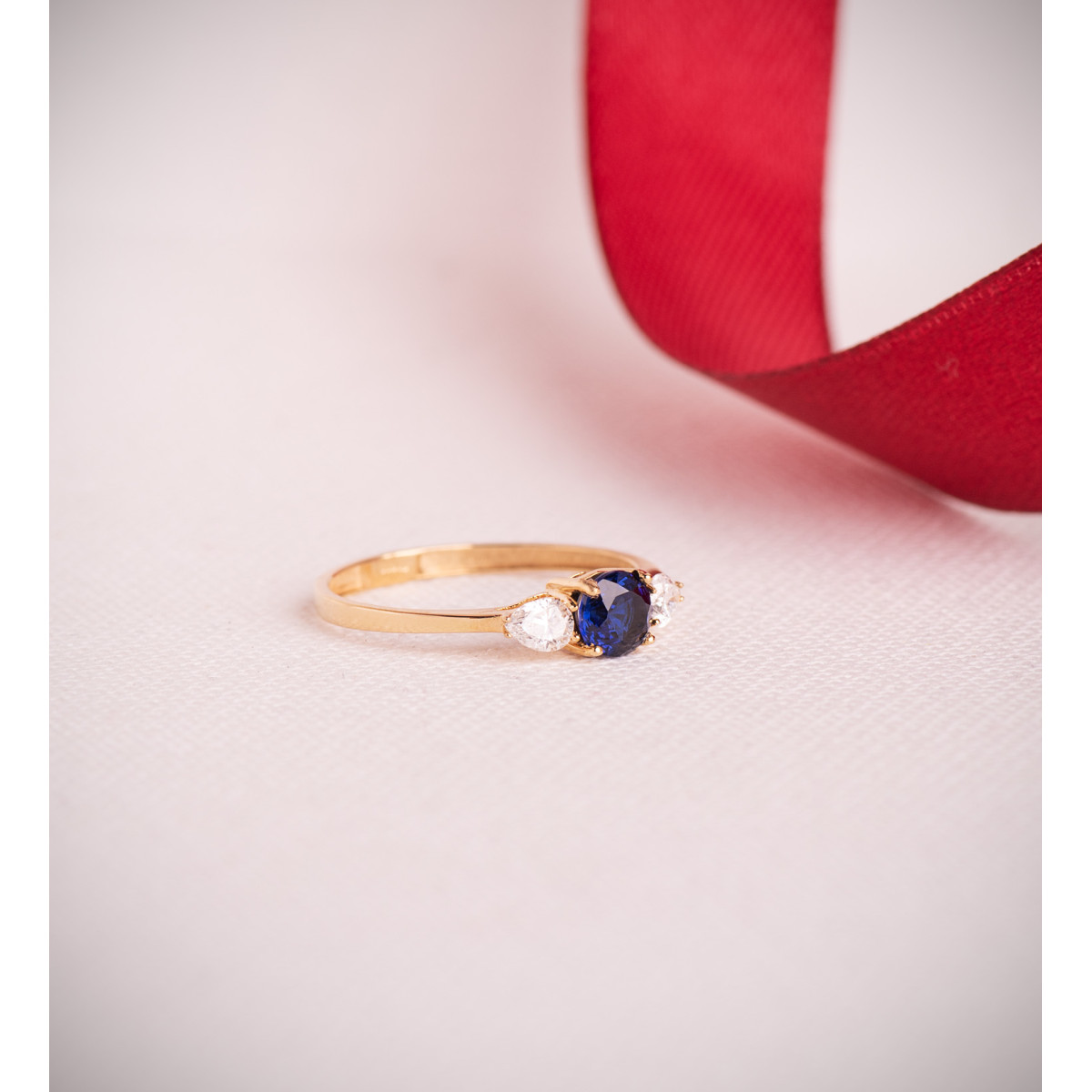 18K SORTIJA ORO AMARILLO DIAMANTES LABORATORIO TALLA PERA Y ZAFIRO DIFUSION 5 MM 0,63 QT  0,29QT. VS2 - E