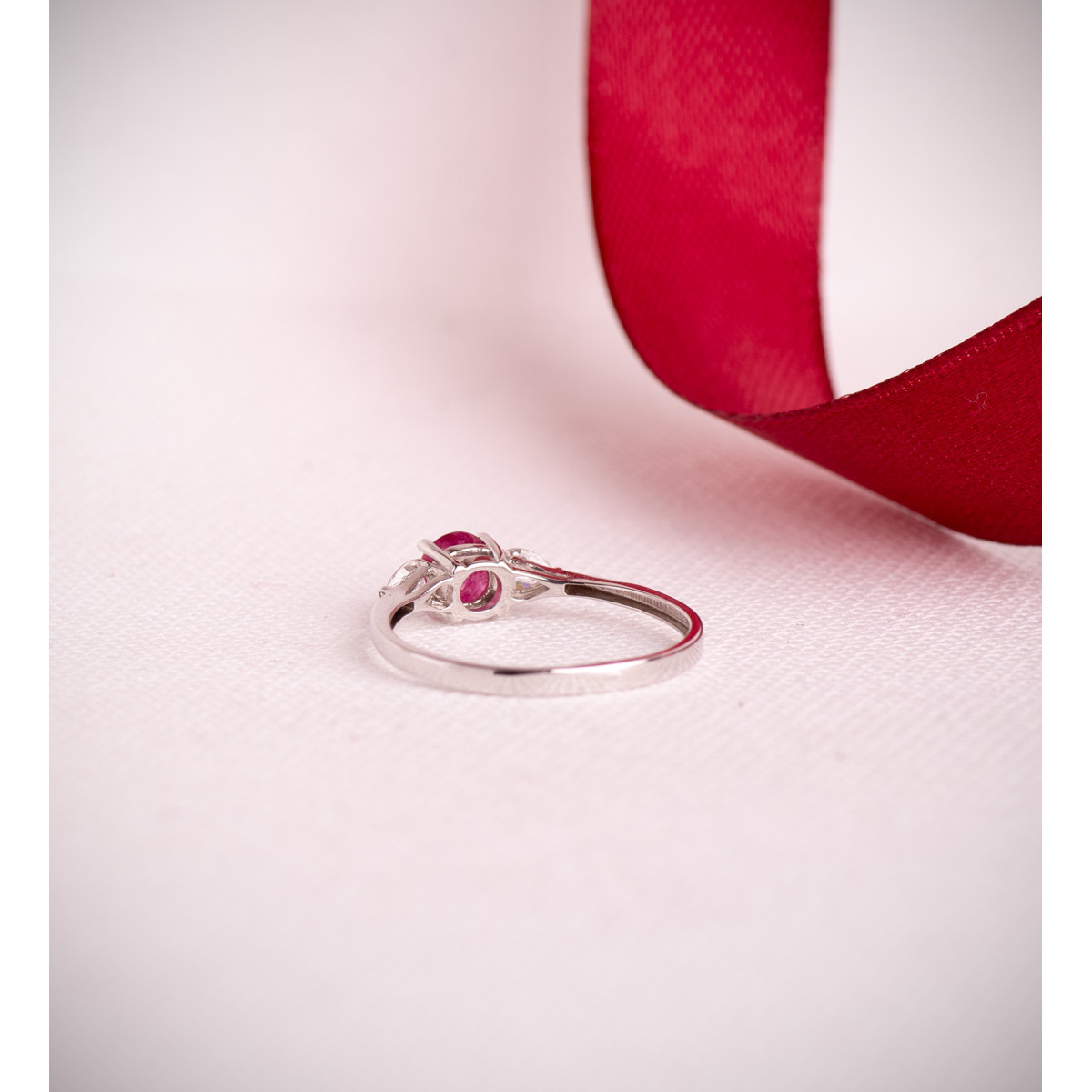 18K SORTIJA ORO BLANCO RUBI NATURAL 5 MM 0,65 QT Y DIAMANTES LABORATORIO TALLA PERA 0,29QT. VS2 - E