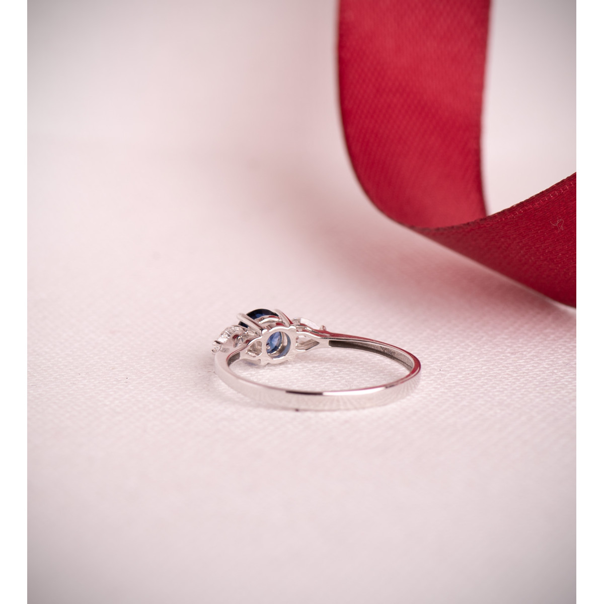 18K SORTIJA ORO BLANCO ZAFIRO DIFUSION 5 MM 0,63 QT Y DIAMANTES LABORATORIO TALLA PERA 0,29QT. VS2 - E