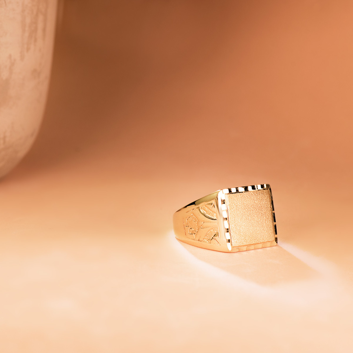 18K SELLO ORO AMARILLO CABALLERO MACIZO TALLADO. ZONA GRABADO 15X13 MM