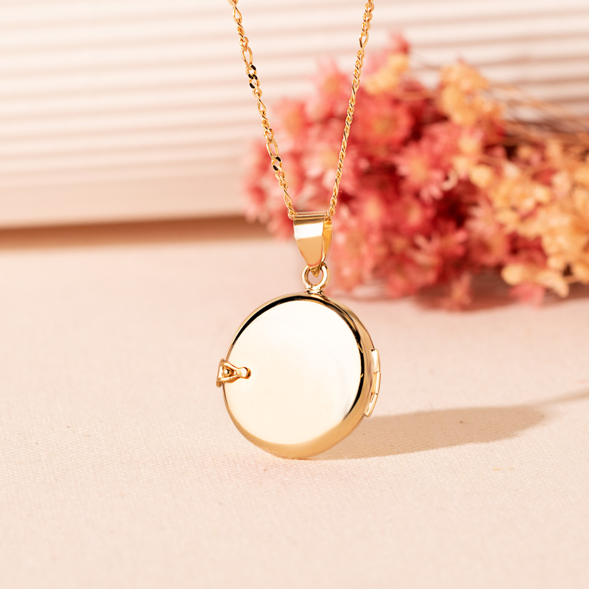 18K PORTAFOTOS COLGANTE ORO AMARILLO GUARDAPELO DIJE REDONDO ESMALTE ROJO DIAMANTE 0.035 QTES. 21 MM