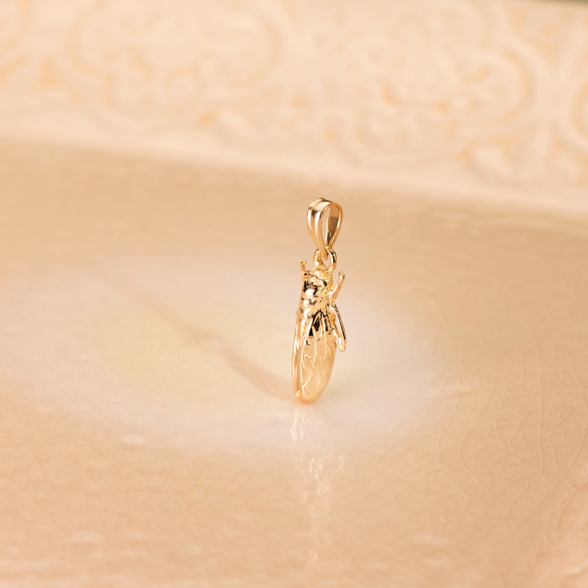 18K COLGANTE ORO AMARILLO CIGARRA DE LA CAMARGA. 19 X 9 MM