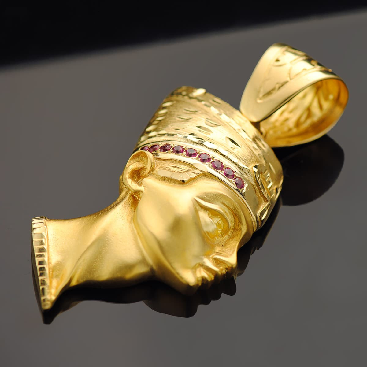 18K COLGANTE ESFINGE NEFERTITI GIGANTE CON CIRCONITA ROJAS ORO AMARILLO. 50 X 35 MM