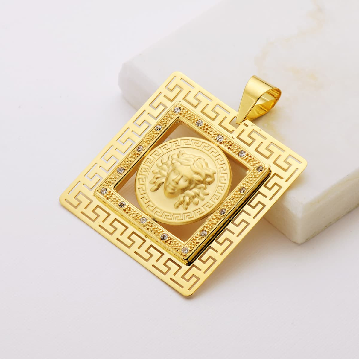 18K COLGANTE ORO AMARILLO CUADRADO MEDUSA Y GRECAS CON CIRCONITA 37X37 MM