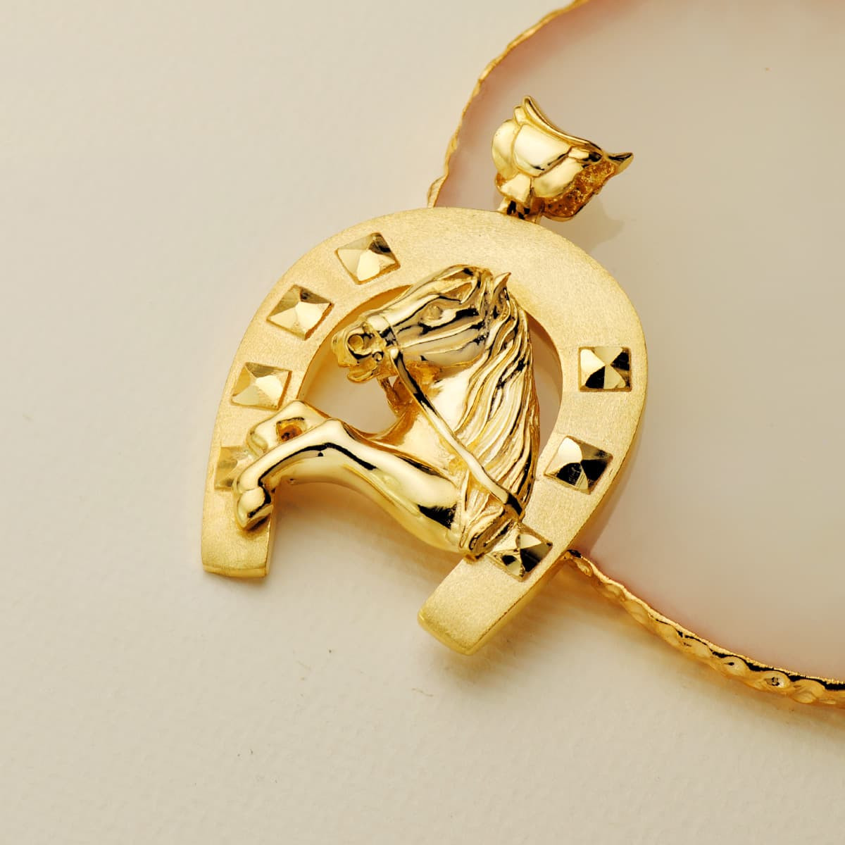 18K COLGANTE ORO AMARILLO HERRADURA CON CABALLO 48X40 MM