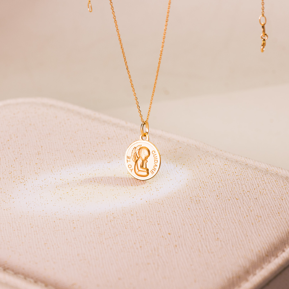 18K MEDALLA ORO AMARILLO ANGELITO "YO TE CUIDARE" BISEL. MEDIDA: 14 MM