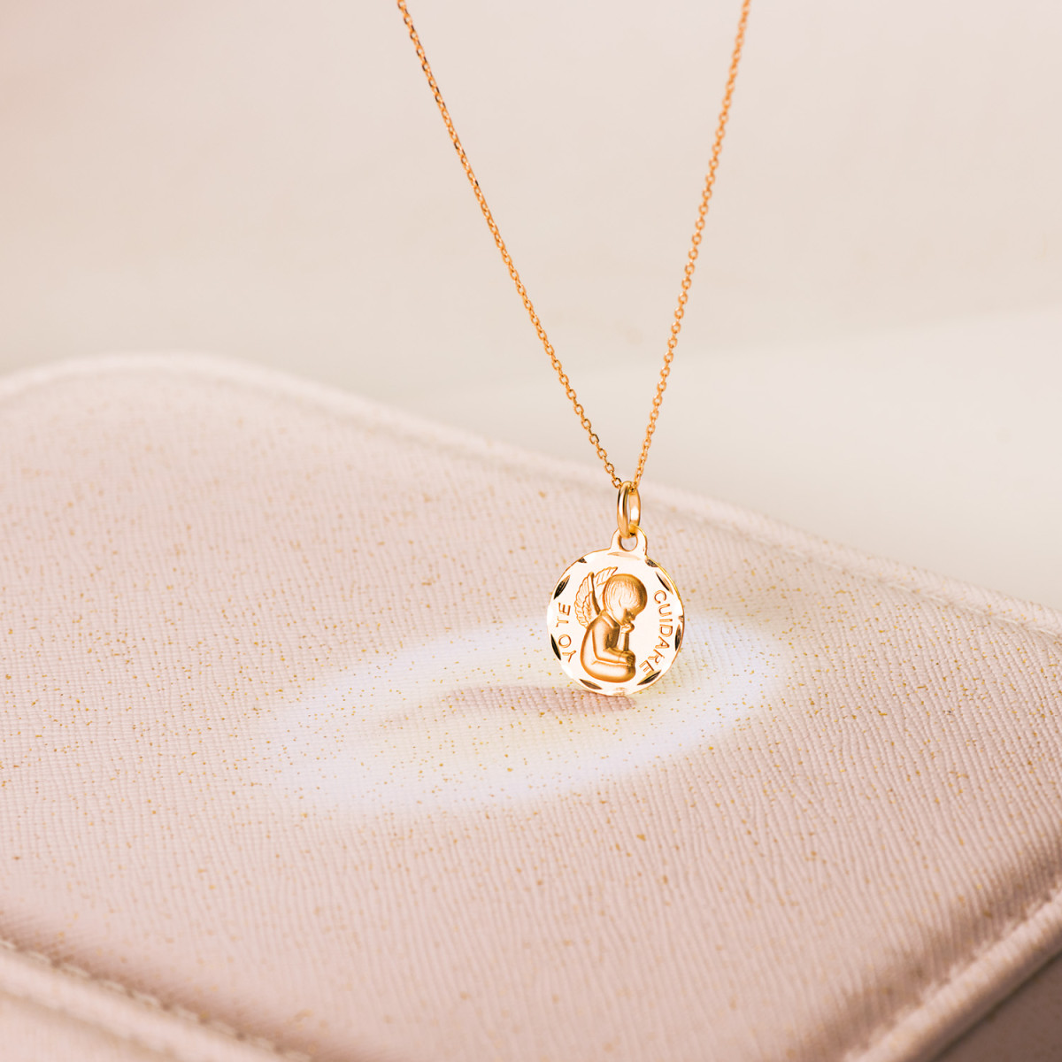 18K MEDALLA ORO AMARILLO ANGELITO "YO TE CUIDARE" TALLADA. MEDIDA: 14 MM