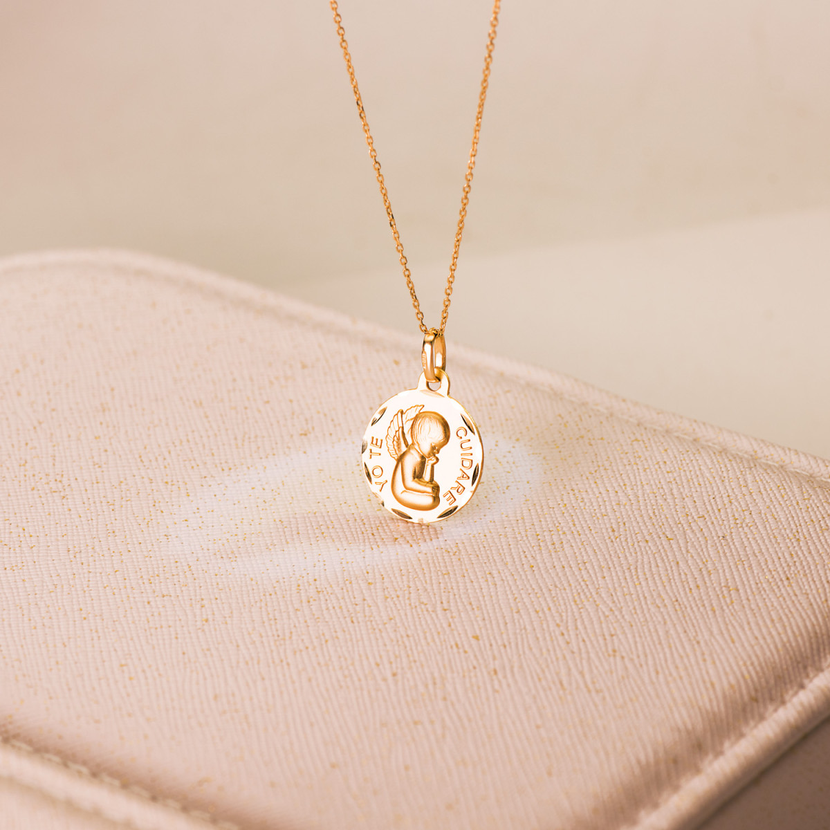 18K MEDALLA ORO AMARILLO ANGELITO "YO TE CUIDARE" TALLADA. MEDIDA: 16 MM